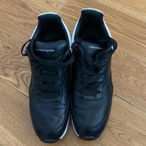ALMOST NEW Alexander McQueen B&W sneakers